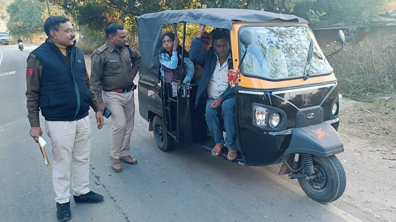 20250110 230312 00002531149626936502013 थाना बड़वारा जिला कटनी द्वारा ओवरलोडिंग ऑटो चालकों पर की गई कार्यवाही *