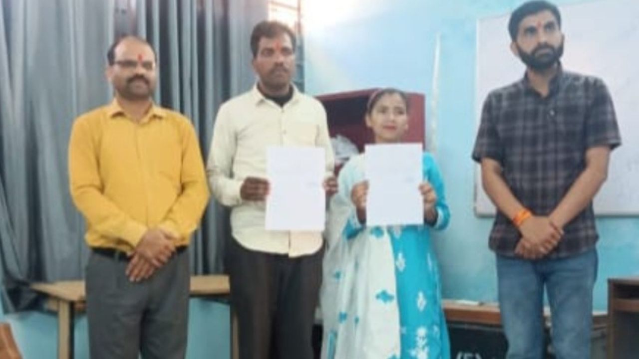 Untitled design 20250207 085726 0000 आज हायर सेकेण्डरी स्कूल खितौली में मुख्यमंत्री प्रतिभावान विद्यार्थियों को स्कूटी वितरण कार्यक्रम उपस्थित रहे।