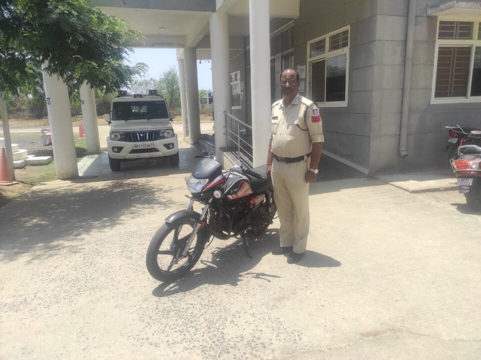 चोरी हुई हीरो डीलक्स मोटरसाइकिल बरामद, चोर की तलाश जारी 1 1000924869 1 चोरी हुई हीरो डीलक्स मोटरसाइकिल बरामद, चोर की तलाश जारी