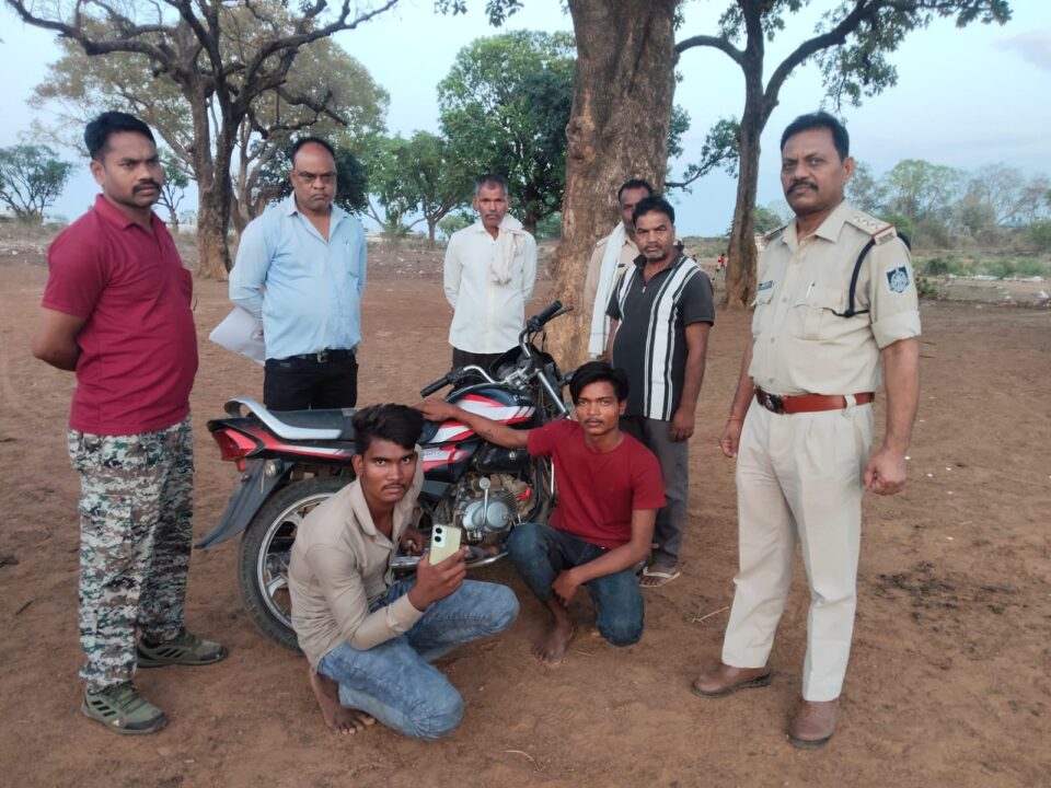 चोरी गई बाइक और मोबाइल बरामद, दो आरोपी गिरफ्तार 1 1000925130 चोरी गई बाइक और मोबाइल बरामद, दो आरोपी गिरफ्तार