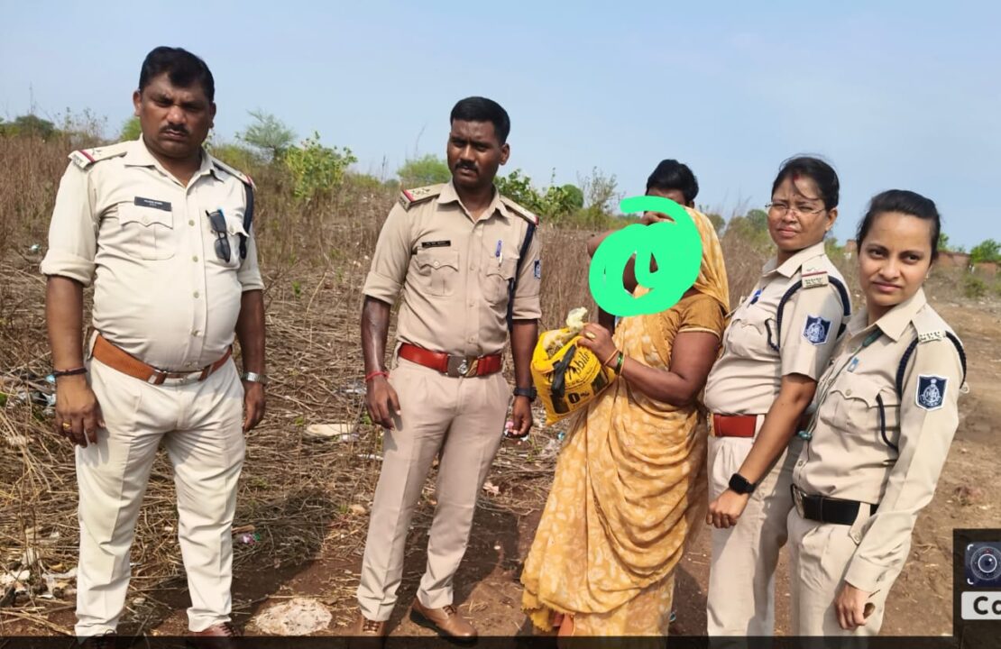 चाँदमारी के पास से गांजा तस्कर गिरफ्तार माधवनगर पुलिस की कार्यवाही ।प्रेस-नोट

थाना-माधवनगर जिला- कटनी

दिनांक - 16.06.25

॥ चाँदमारी के पास से गांजा तस्कर गिरफ्तार माधवनगर पुलिस की कार्यवाही ।

श्री अभिनय विश्वकर्मा पुलिस अधीक्षक के निर्देशन, डॉ संतोष डेहरिया अति. पुलिस अधीक्षक, श्रीमती नेहा पच्चीसिया नगर पुलिस अधीक्षक कटनी के मार्गदर्शन में थाना प्रभारी निरीक्षक अभिषेक चौबे के नेतृत्व में अवैध गांजा तस्करी के विरूद्ध कार्यवाही मे ं सफलता प्राप्त हुई।

घटना का विवरण :- दिनांक 16.06.25 जुर्म जरायम पतासाजी दौरान शमशान घाट के पास चाँदमारी में एक महिला पुलिस को देख कर घबरा गई तथा हाथ में एक पीले रंग का थैला लिये थी जिसको छुपान े लगी जिसस े नाम पता पूछन े पर अपना नाम रोशनी यादव पति स्व गणेश उर्फ नरेश यादव उम्र 45 वर्ष निवासी खैरमाता मंदिर के पीछ े अमीरगंज थाना माधवनगर बतायी । थैले को चैक किया गया जिसमें अवैध रूप से 01 किलो 400 ग्राम मादक पदार्थ गांजा कीमती करीब 14000/- रूपये का रखे हुए मिली जो मौके से विधिवत कार्यवाही कर जप्त किया गया तथा आरोपिया को गिरफ्तार किया गया है अपराध पंजीबद्ध कर विवेचना में लिया गया है।

महत्वपूर्ण भूमिकाः- थाना माधवनगर पुलिस की इस कार्यवाही में वरिष्ट अधिकारीगण के निर्देशन मार्गदर्शन में निरीक्षक अभिषेक चौब े के कुशल नेतृत्व मे ं उन ि दीप ू सिंह कुशवाहा, सउनि. राजेश बागरी, सउनि. वैजंती सिंह, आर. 752 राघवेन्द्र सिंह, आर. 247 लोकेन्द्र सिंह, आर. 609 उमाकांत तिवारी, म.आर. 703 नीलम केशरवानी की महत्वपूर्ण भूमिका रही हैं।