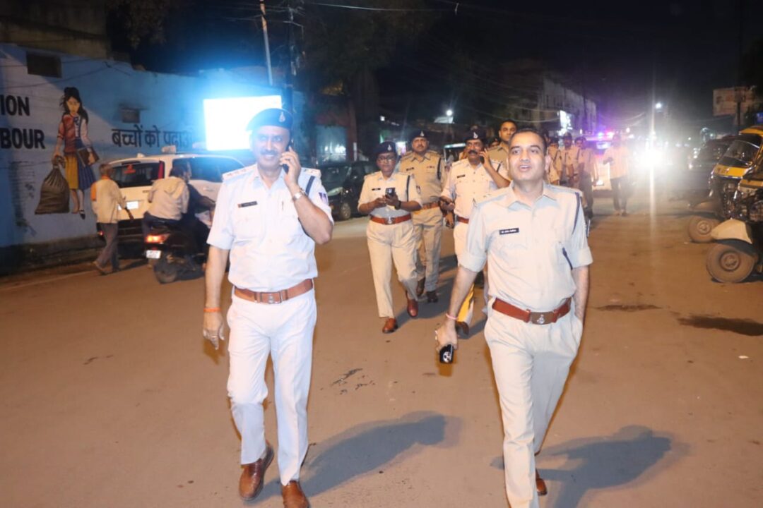 कटनी पुलिस का फ्लैग मार्च : आगामी पर्वों को लेकर सुरक्षा के कड़े इंतज़ाम, ड्रोन से की जा रही निगरानी* 3 1000612271 कटनी पुलिस का फ्लैग मार्च : आगामी पर्वों को लेकर सुरक्षा के कड़े इंतज़ाम, ड्रोन से की जा रही निगरानी*