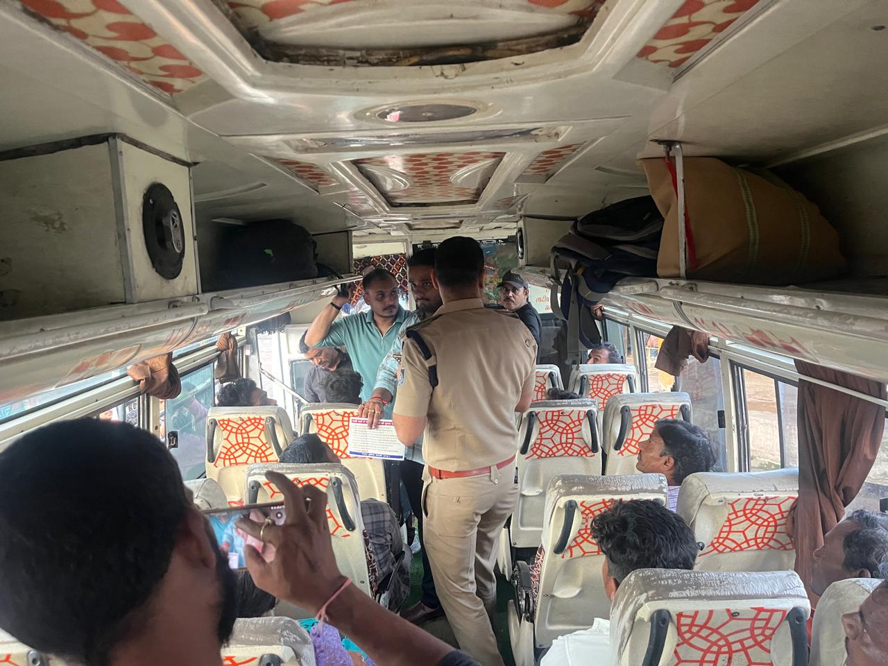 1000639993 पुलिस अधीक्षक महोदय के मार्गदर्शन एवं निर्देशन में यात्री बसों में महिलाओं की सुरक्षा संबंधी प्रावधानों से महिलाओं को अवगत कराया गया