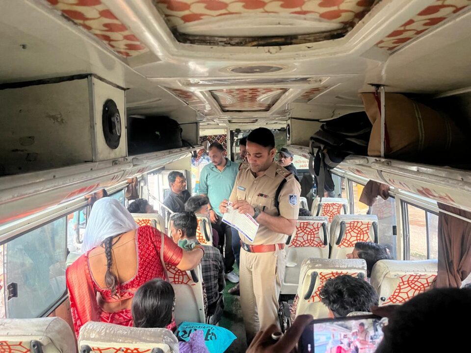 पुलिस अधीक्षक महोदय के मार्गदर्शन एवं निर्देशन में यात्री बसों में महिलाओं की सुरक्षा संबंधी प्रावधानों से महिलाओं को अवगत कराया गया 1 1000639996 पुलिस अधीक्षक महोदय के मार्गदर्शन एवं निर्देशन में यात्री बसों में महिलाओं की सुरक्षा संबंधी प्रावधानों से महिलाओं को अवगत कराया गया