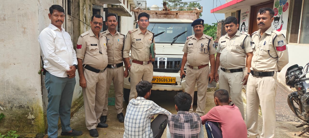 1000657499 पिकप से 75 पेटी अवैध शराब जप्त की गई, 2 युवक कुठला पुलिस की गिरफ्त में*