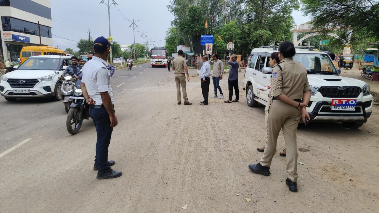 1000673209 स्कूली वाहनों की चेकिंग अभियान – यातायात नियमों का उल्लंघन करने वाले 10 वाहन चालकों के विरुद्ध कार्रवाई*