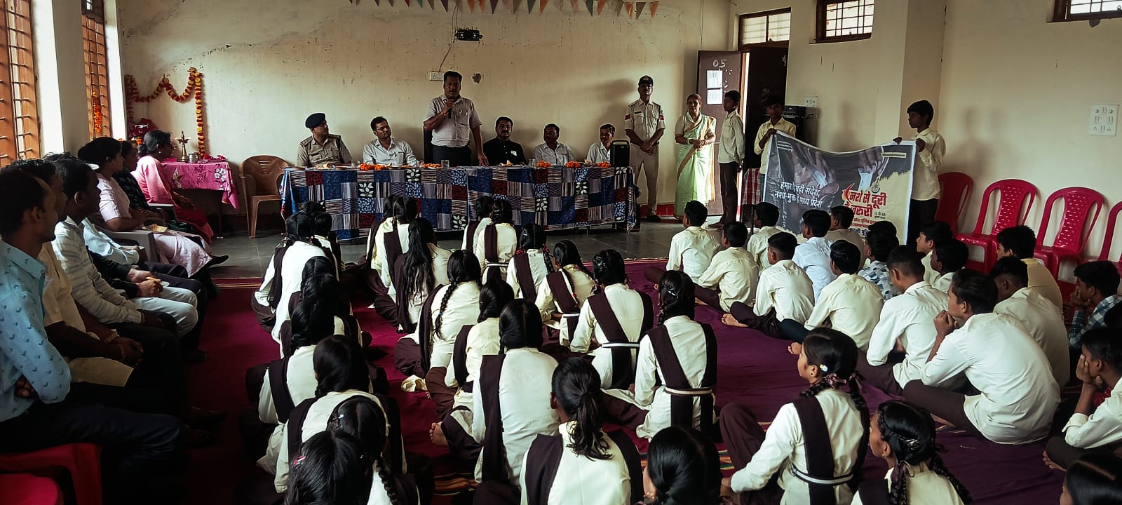 1000681637 आज जिले के विभिन्न थाना क्षेत्रों में नशा मुक्ति जनजागरूकता कार्यक्रमों का आयोजन किया गया।
