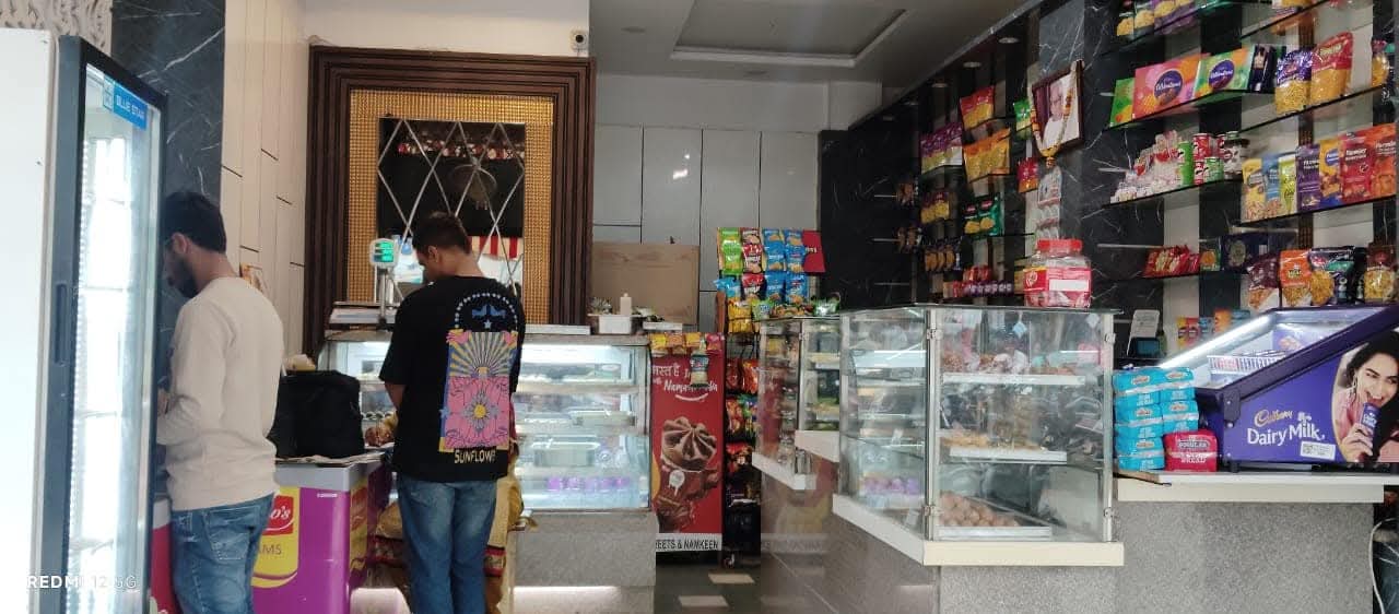 1000695811 कलेक्‍टर श्री यादव के निर्देश पर खाद्य सुरक्षा अधिकारियों की टीम ने 3 खाद्य पदार्थ विक्रय संस्‍थानों से लिये नमूने