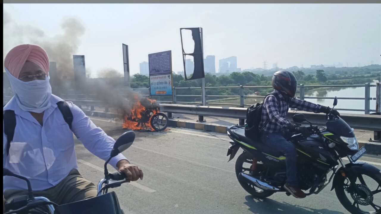 दिल्ली-नोएडा हाईवे पर यमुना पुल पर बाइक में लगी आग, कई किलोमीटर लंबा जाम 1 1001021078 दिल्ली-नोएडा हाईवे पर यमुना पुल पर बाइक में लगी आग, कई किलोमीटर लंबा जाम