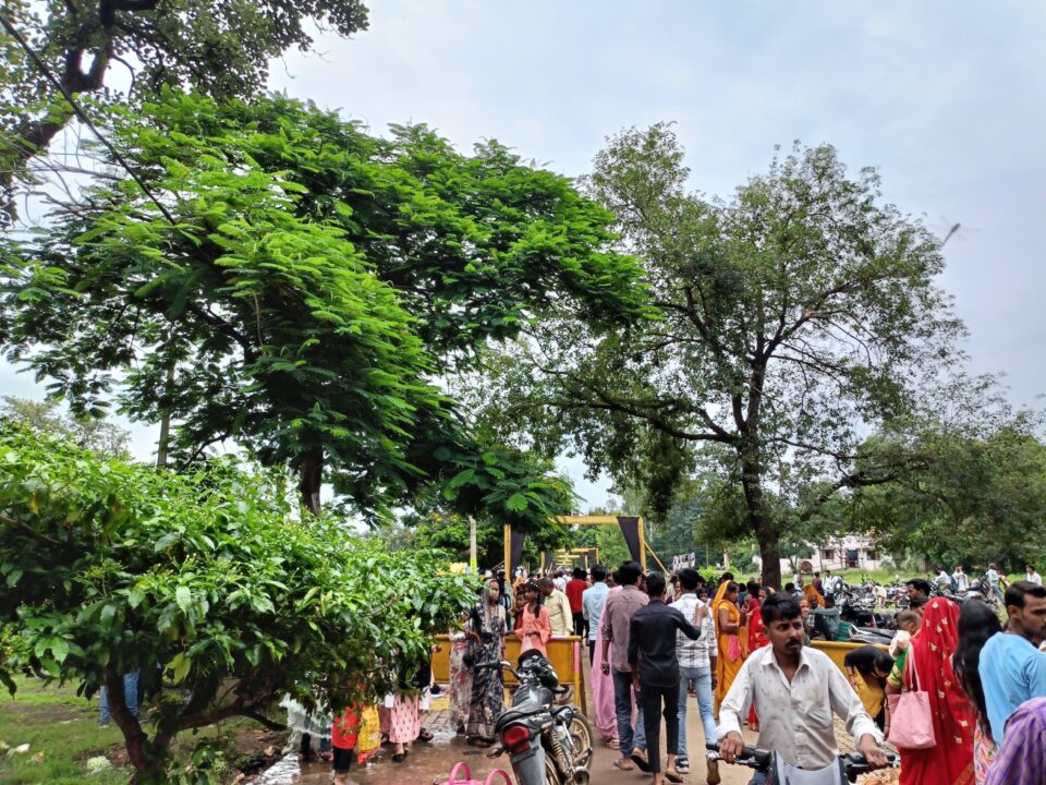 1000713640 भोलेनाथ की भक्ति में लीन कांवरिए: कोनिया मंदिर से जल लेकर विजयनाथधाम बरही पहुंचे हजारों शिवभक्त