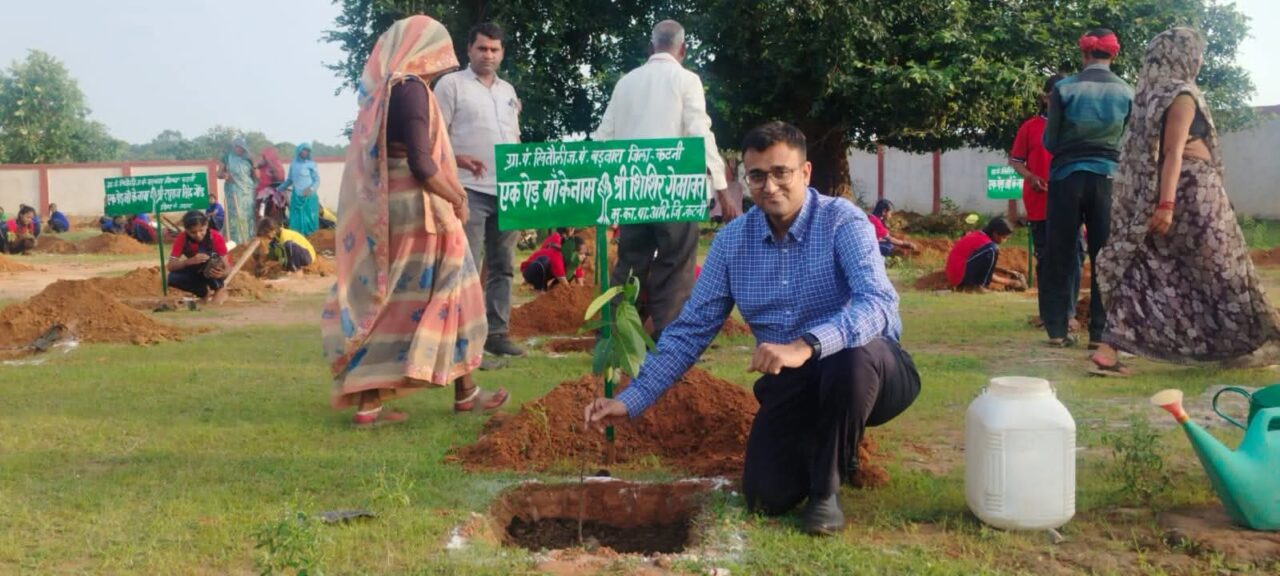 1000727701 1 एक पेड़ मां के नाम अभियान के तहत जिला पंचायत सीईओ श्री गेमावत ने किया पौधारोपण