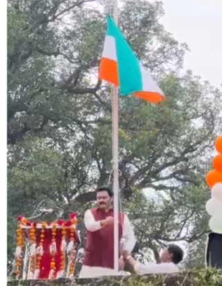 1000763248 1 ध्‍वज संहिता के उल्‍लंघन पर पीएचई के अनुविभागीय अधिकारी को कारण बताओ नोटिस जारी