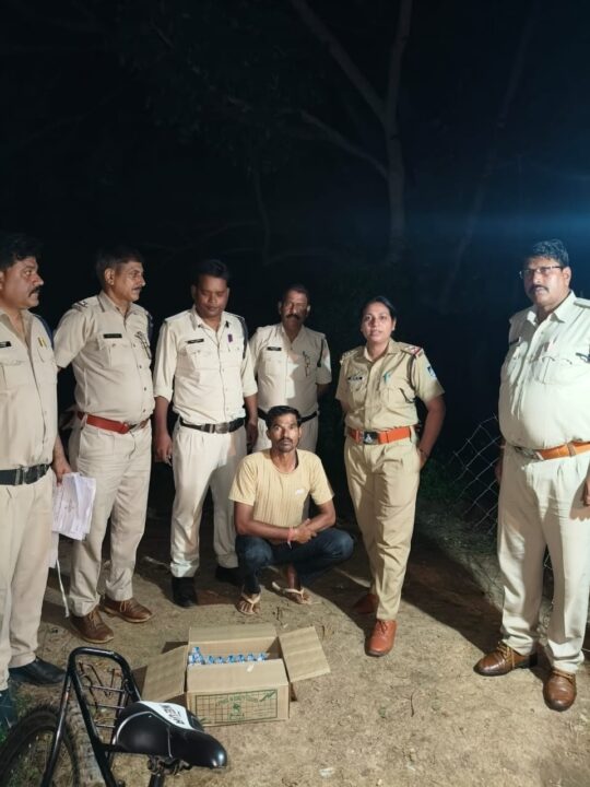 1000837797 “ऑपरेशन शिकंजा” के तहत– अवैध शराब पैकरियों के विरुद्ध कार्रवाई – ₹1.80 लाख की अंग्रेजी-देसी शराब बरामद”