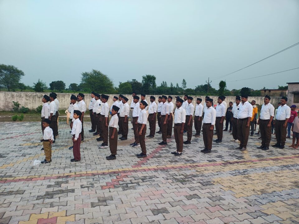ग्राम सिजहरा में राष्ट्रीय स्वयंसेवक संघ का विजयदशमी उत्सव एवं पथ संचलन संपन्न 2 1000954060 ग्राम सिजहरा में राष्ट्रीय स्वयंसेवक संघ का विजयदशमी उत्सव एवं पथ संचलन संपन्न