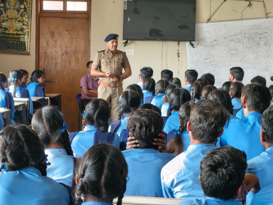 1000997209 साइबर ठगों से रहें सावधान - ढीमरखेड़ा पुलिस*