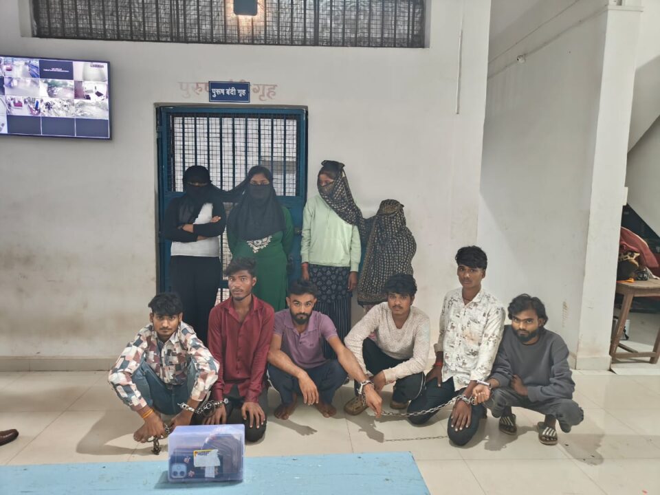 1001006183 लड़कियों के माध्यम से फँसाकर रकम एठने वाले गिरोह के 10 सदस्य कुठला पुलिस की गिरफ्त में