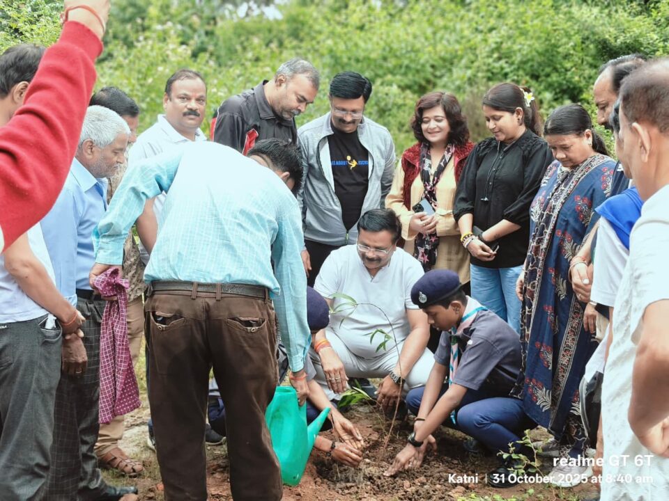 1001008532 1 राष्ट्रीय एकता दिवस पर सरदार वल्लभभाई पटेल जी की 150वीं जयंती के अवसर पर पुलिस अधीक्षक कार्यालय परिसर में किया गया वृक्षारोपण कार्यक्रम
