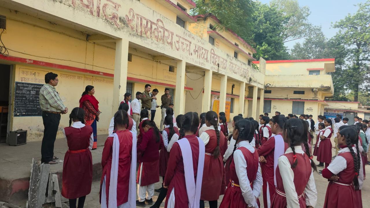 1001110059 मुस्कान विशेष अभियान” के तहत निषाद स्कूल खिरहनी फाटक में विद्यार्थियों को सुरक्षा का पाठ
