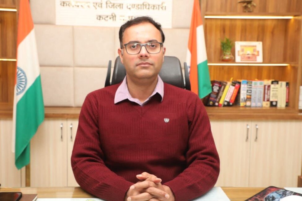 1001169423 रीठी तहसील में धान के फर्जी पंजीयन कराने वाले व्‍यक्तियों और सहयोगी कर्मियों को कलेक्‍टर ने जारी किया कारण बताओ नोटिस