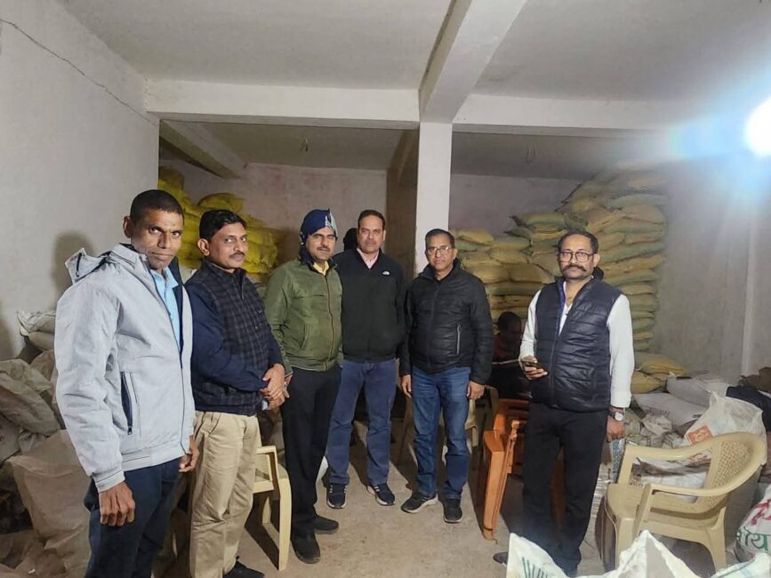 गोदाम में अवैध रूप से भंडारित साढ़े 5 हजार बोरियों में रखी 2200 क्विंटल धान जब्त 39 गोदाम में अवैध रूप से भंडारित साढ़े 5 हजार बोरियों में रखी 2200 क्विंटल धान जब्त