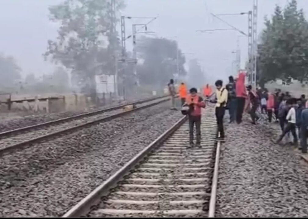 1001211651 हेडफोन बना काल: ट्रेन की चपेट में आने से 20 वर्षीय युवक की दर्दनाक मौत*
