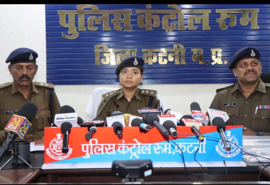 मंदिरों में चोरी करने वाला शातिर आरोपी गिरफ्तार, ढीमरखेड़ा पुलिस ने बरामद किए चांदी के मुकुट 41 मंदिरों में चोरी करने वाला शातिर आरोपी गिरफ्तार, ढीमरखेड़ा पुलिस ने बरामद किए चांदी के मुकुट