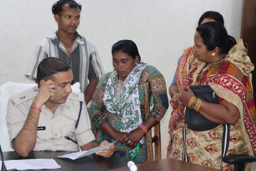 1001490756 पुलिस अधीक्षक कटनी द्वारा जनसुनवाई में आमजन की समस्याओं का त्वरित निराकरण हेतु दिए गए निर्देश