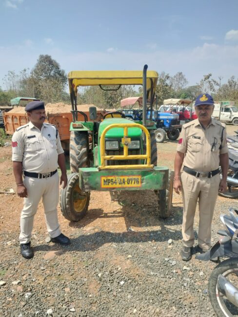 1001492834 बरही पुलिस द्वारा अवैध रेत परिवहन करते ट्रैक्टर–ट्रॉली जप्त