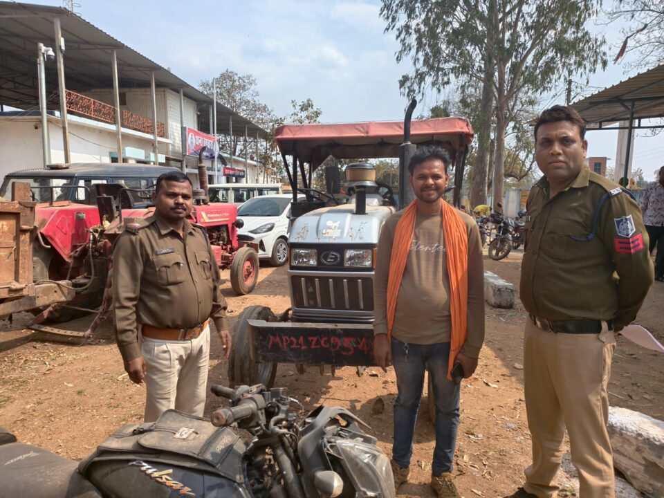 बड़वारा पुलिस की बड़ी कार्रवाई, अवैध रेत से भरा ट्रैक्टर-ट्रॉली जप्त 1 img 20260302 wa00013954547598750674733 बड़वारा पुलिस की बड़ी कार्रवाई, अवैध रेत से भरा ट्रैक्टर-ट्रॉली जप्त