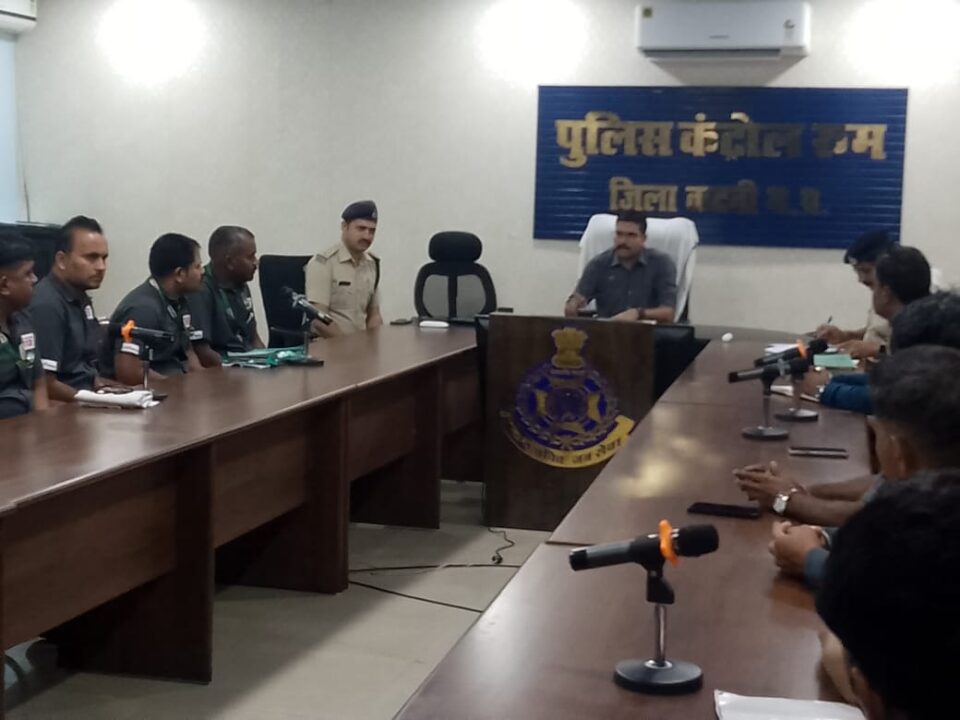 1001521467 पुलिस अधीक्षक कटनी ने डायल-112 के पायलटों के साथ की समीक्षा बैठक, त्वरित रिस्पांस और बेहतर व्यवहार के दिये निर्देश -