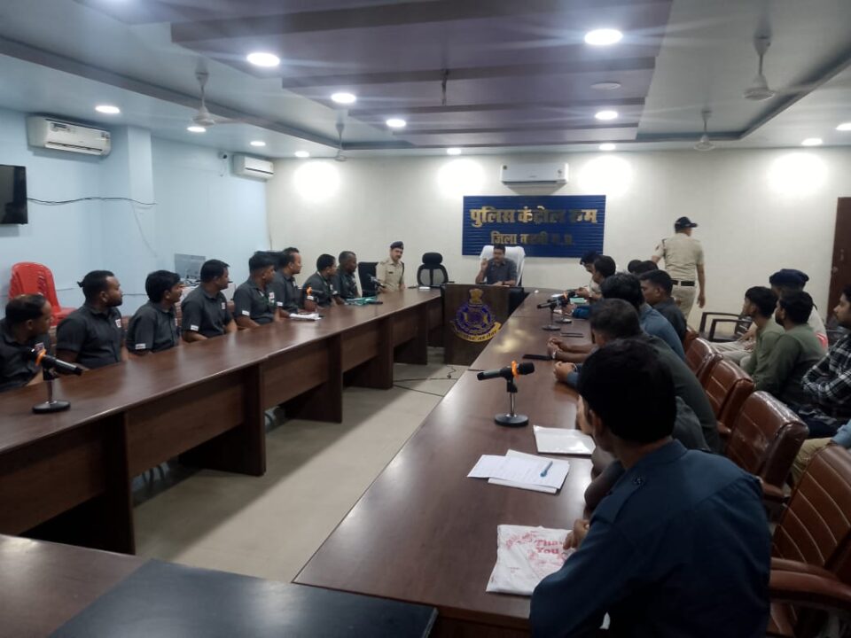 1001521472 पुलिस अधीक्षक कटनी ने डायल-112 के पायलटों के साथ की समीक्षा बैठक, त्वरित रिस्पांस और बेहतर व्यवहार के दिये निर्देश -