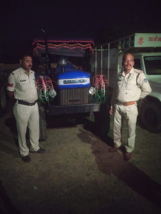 1001522363 बरही पुलिस द्वारा अवैध रेत परिवहन करते ट्रैक्टर–ट्रॉली जप्त