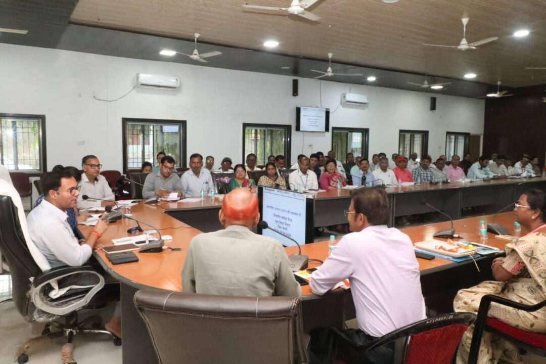 1001538271 जर्जर भवन, शौचालय एवं बाउंड्रीवाल को करें तुरंत डिस्मेंटल- कलेक्‍टर श्री तिवारी