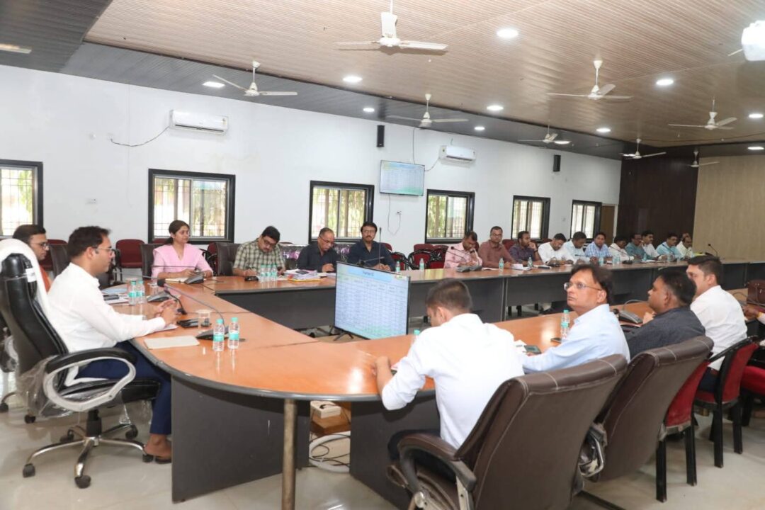 1001567397 कलेक्टर श्री तिवारी ने राजस्व अधिकारियों के कार्यों की तहसीलवार की समीक्षा, दिए जरूरी निर्देश