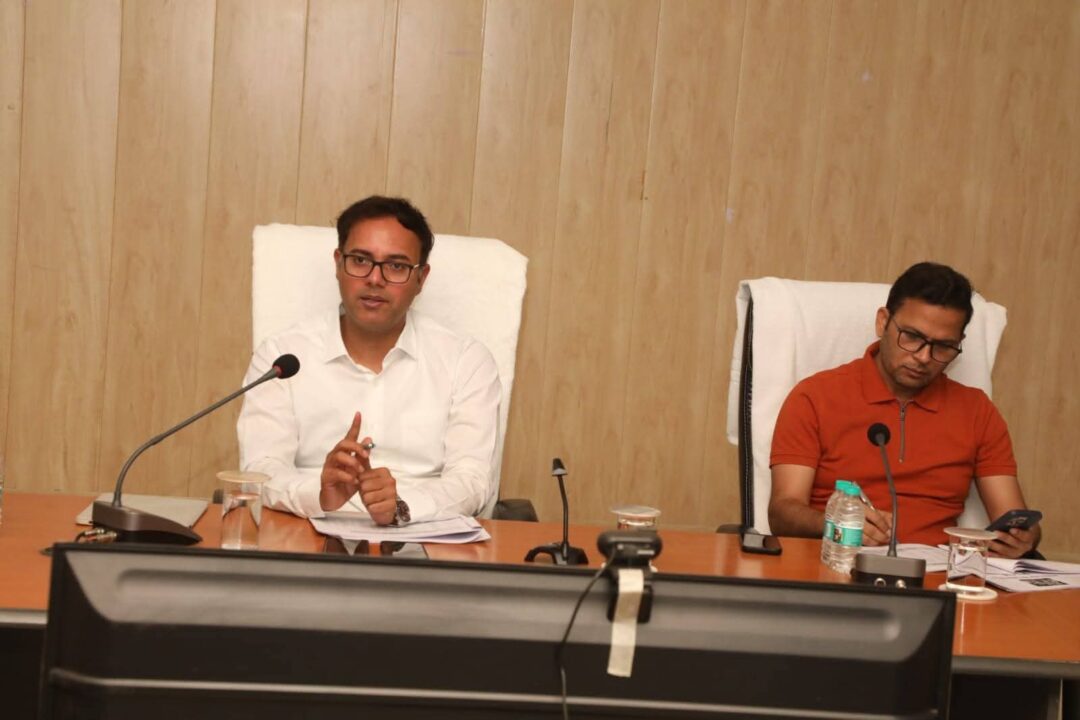 1001567398 कलेक्टर श्री तिवारी ने राजस्व अधिकारियों के कार्यों की तहसीलवार की समीक्षा, दिए जरूरी निर्देश