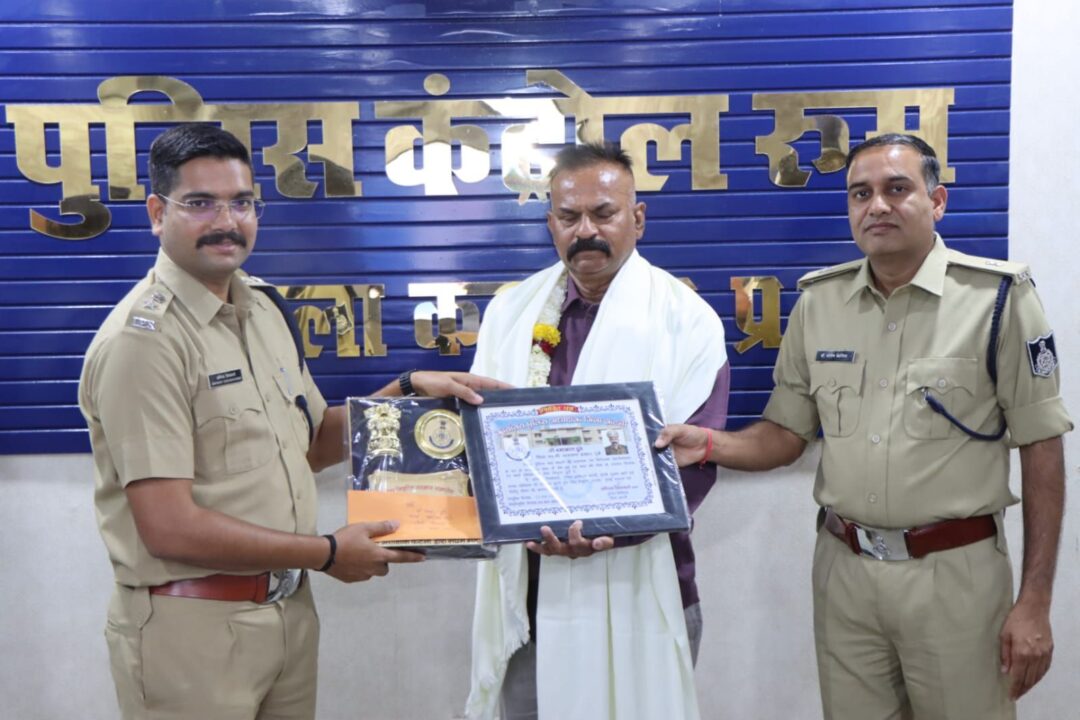img 20260401 wa00048165043357622201977 एसपी अभिनय विश्वकर्मा ने स्मृति चिन्ह देकर किया सम्मान, 40 साल की सेवा को सलाम