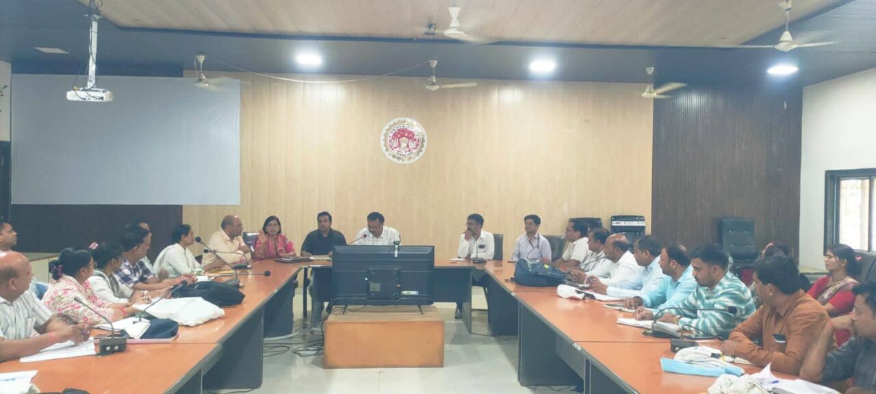 1001609558 एनआरएलएम की गतिविधियों में प्रगति लाने एसीईओ एवं जिला परियोजना प्रबंधक श्री मोदी की अध्यक्षता में हुई योजनाओं की समीक्षा
