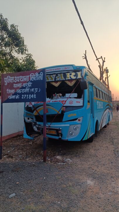 1001631456 तेज रफ्तार बस और बाइक की भिड़ंत, दो युवकों की दर्दनाक मौत