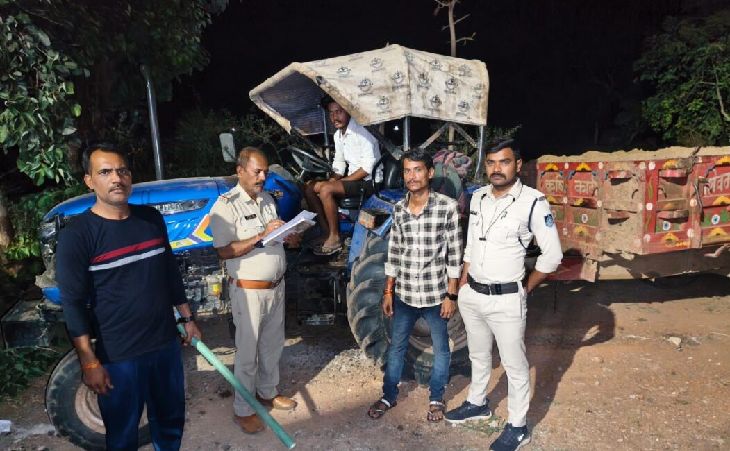 IMG 20260528 WA0000 कटनी में माफियाओं पर 'क्रैकडाउन': आधी रात को कंजिया पुल पर बिछा पुलिस का जाल, अवैध रेत से लदा ट्रैक्टर जप्त