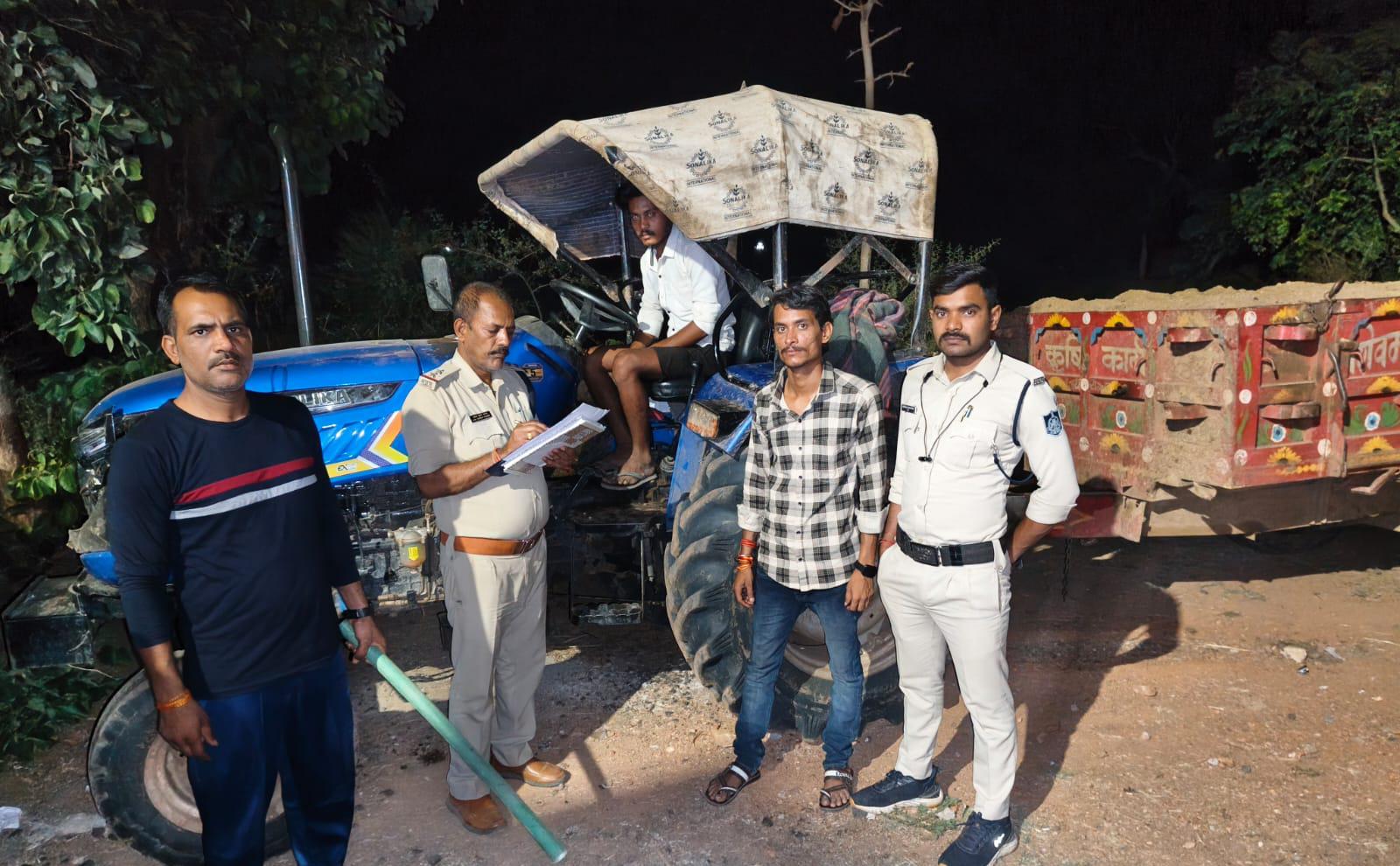 कटनी में माफियाओं पर ‘क्रैकडाउन’: आधी रात को कंजिया पुल पर बिछा पुलिस का जाल, अवैध रेत से लदा ट्रैक्टर जप्त