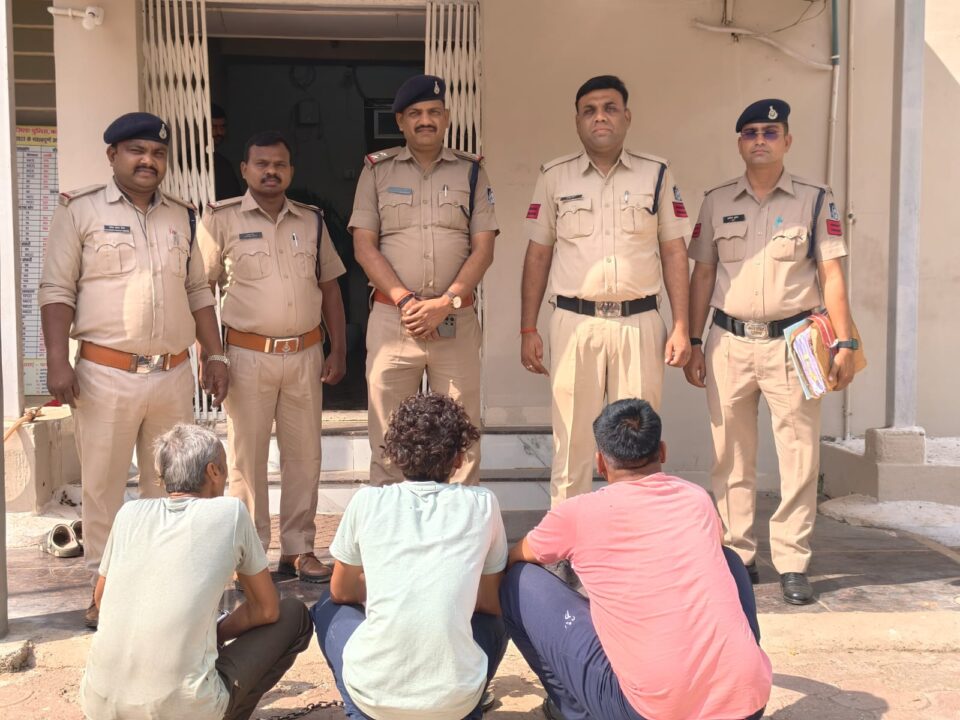 1001742106 विगत एक वर्ष से फरार तीन कुख्यात आरोपियों को गिरफ्तार कर भेजा जेल