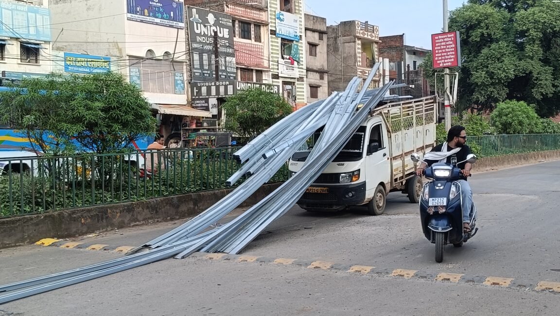 1001857591 2 कटनी में बड़ा हादसा टला, पिकअप में लदा लंबा लोहे का सामान ब्रेक लगते ही सड़क पर गिरा, यातायात हुआ बाधित