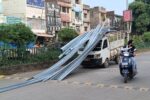 1001857591 2 कटनी में बड़ा हादसा टला, पिकअप में लदा लंबा लोहे का सामान ब्रेक लगते ही सड़क पर गिरा, यातायात हुआ बाधित
