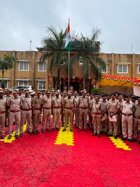 1001917719 🇮🇳 80वें स्वतंत्रता_दिवस के पावन अवसर पर SPKATNI द्वारा पुलिस अधीक्षक कार्यालय में ध्वजारोहण कर सभी जिलेवासियों को शुभकामनाएं दी गईं।