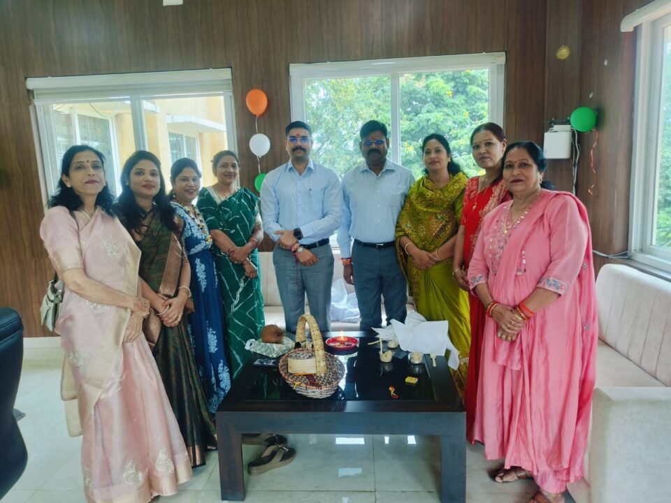 1001970309 महिला मोर्चा मातृशक्ति ने पुलिसकर्मियों को बांधी राखी