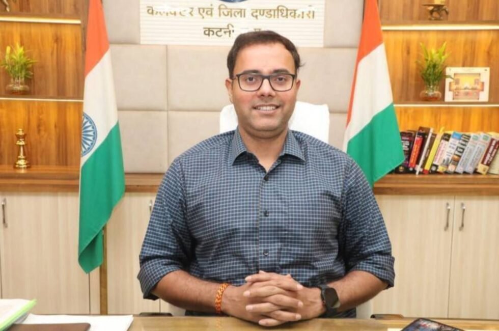 IMG 20260807 080531 कटनी-बरही मार्ग पर लूट की आशंका: सड़क पर बोल्डर रखे मिले, बाइक सवार घायल