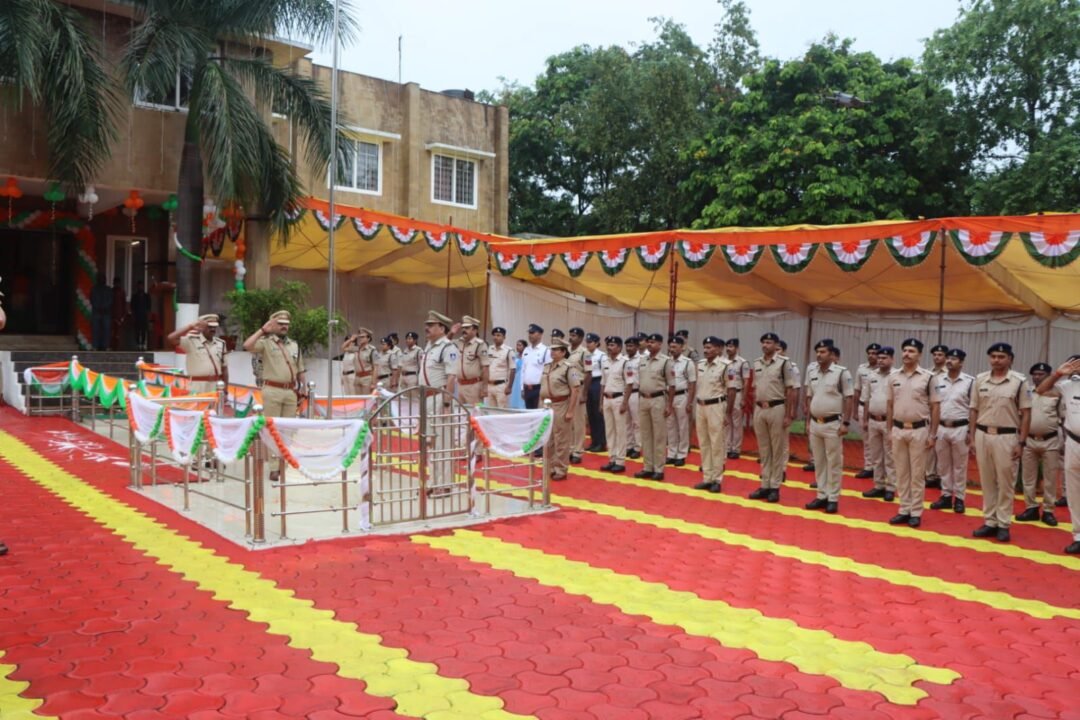 img 20260816 wa00018717532771591313135 80वें स्वतंत्रता दिवस पर कटनी पुलिस अधीक्षक कार्यालय में शान से लहराया तिरंगा, उत्कृष्ट कार्य करने वाले पुलिसकर्मी सम्मानित