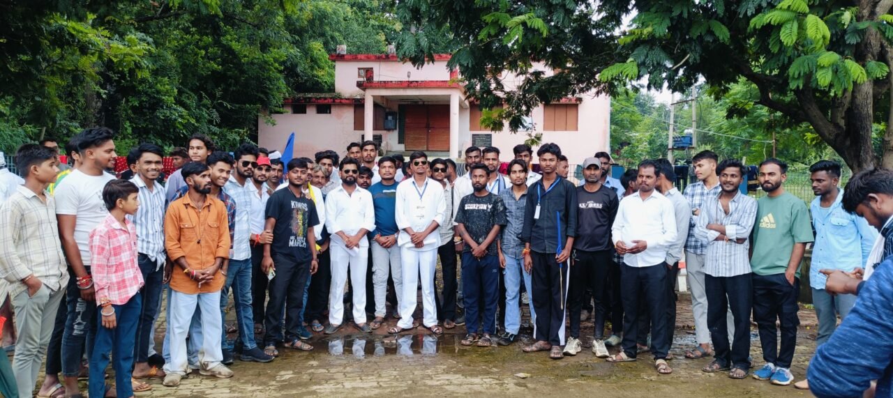 1001973338 आरक्षण बचाओ, सामाजिक न्याय बचाओ की गूंज से गूंजा बरही; तहसीलदार को सौंपा ज्ञापन