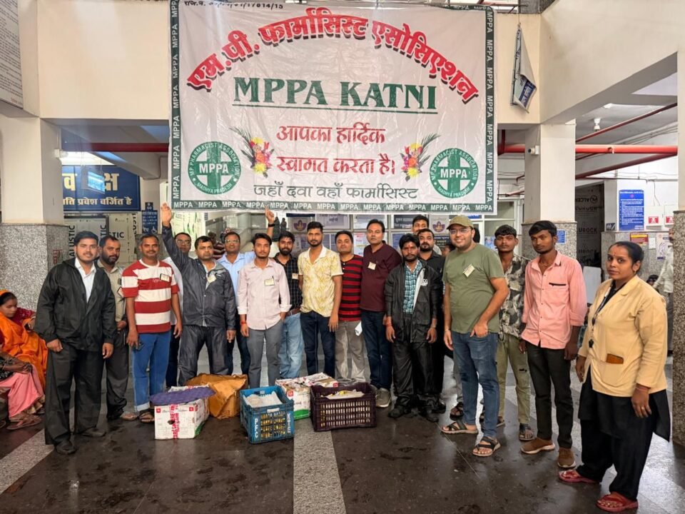 img 20260927 wa00002232918834593418808 वर्ल्ड फार्मासिस्ट दिवस पर कटनी में फार्मासिस्टों ने निकाली भव्य बाइक रैली, अस्पताल में बांटे फल