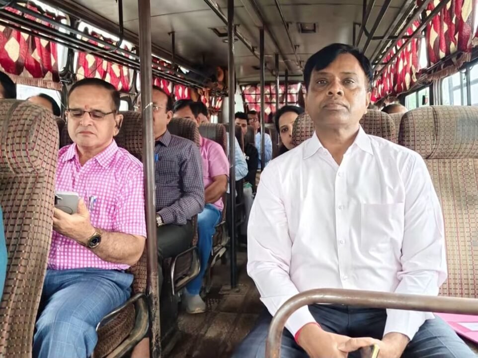 जिस बस से पहुंचे कलेक्टर, उसी पर गिरी कार्रवाई की गाज! गुढ़ में कलेक्टर नरेंद्र सूर्यवंशी के निर्देश पर बस सीज, फिटनेस निरस्त 1 img 20260927 1940102269060650764412089 जिस बस से पहुंचे कलेक्टर, उसी पर गिरी कार्रवाई की गाज! गुढ़ में कलेक्टर नरेंद्र सूर्यवंशी के निर्देश पर बस सीज, फिटनेस निरस्त